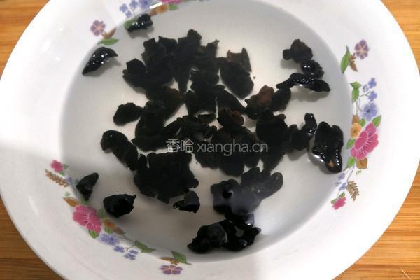 茭白木耳鸡汤的做法图解1
