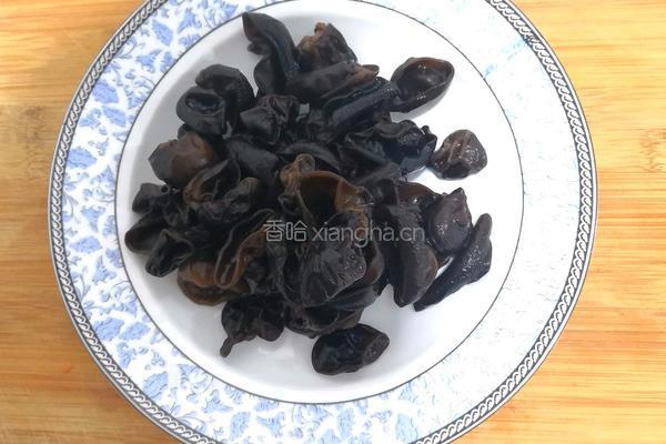 茭白木耳鸡汤的做法图解2