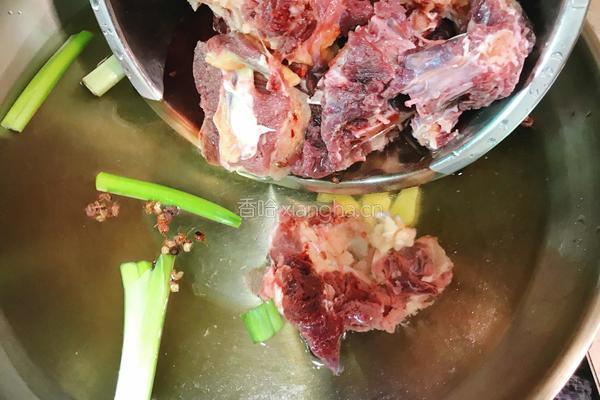 牛尾骨炖萝卜的做法图解4