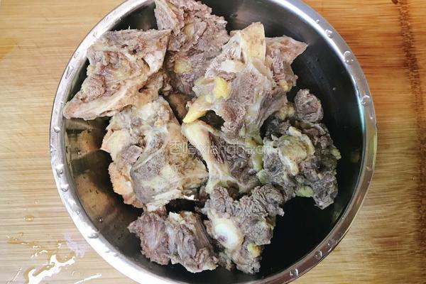 牛尾骨炖萝卜的做法图解6