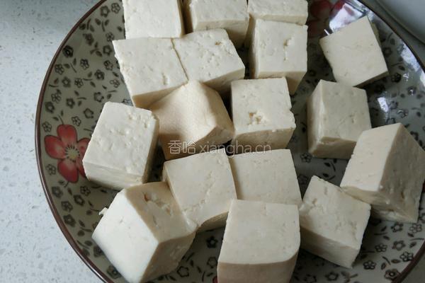 双菇番茄豆腐汤的做法图解2