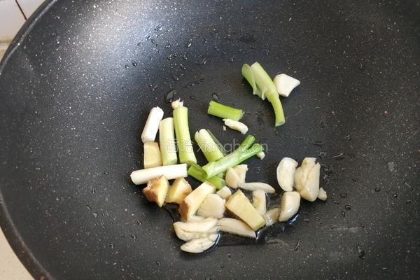 姬松茸茶树菇炖鸡腿的做法图解7
