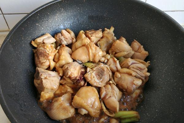 姬松茸茶树菇炖鸡腿的做法图解8