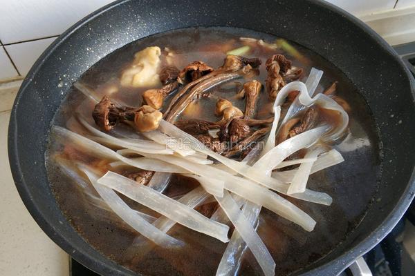 姬松茸茶树菇炖鸡腿的做法图解11
