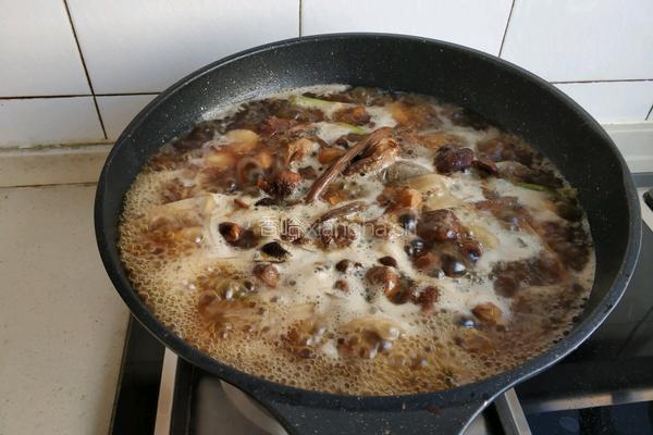 姬松茸茶树菇炖鸡腿的做法图解12
