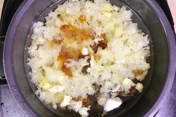 养颜润肺汤（蔓越莓桃胶银耳雪梨汤）的做法图解5