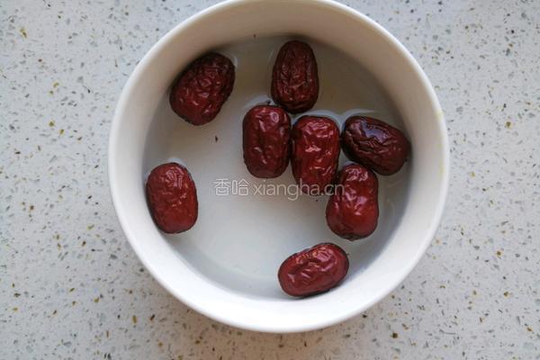 红枣桂圆双耳汤的做法图解4