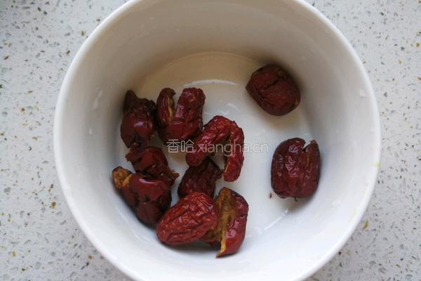 红枣桂圆双耳汤的做法图解5