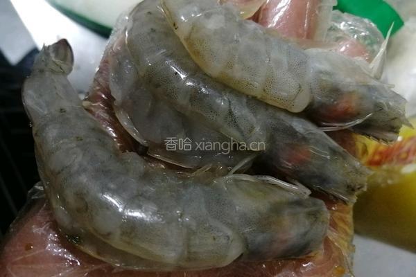 蒜蓉大虾的做法图解1
