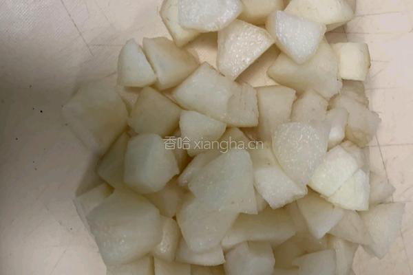 白萝卜雪梨水的做法图解1
