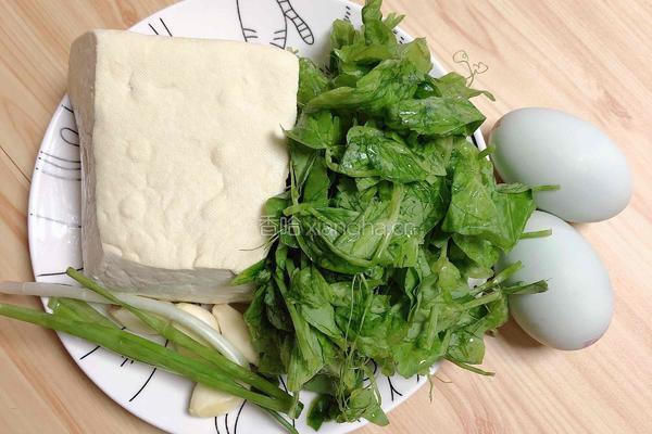 蟹黄豌豆苗豆腐汤的做法图解1