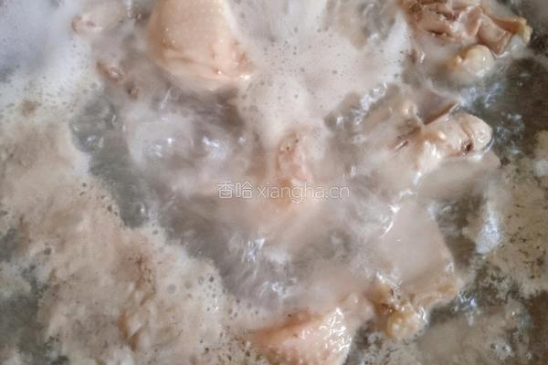 砂锅菌菇鸡汤的做法图解2