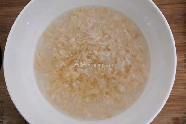 红枣雪梨银耳汤的做法图解1