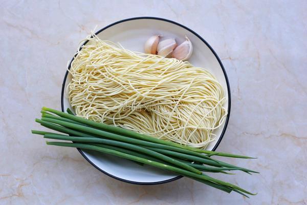 葱油拌面的做法图解1