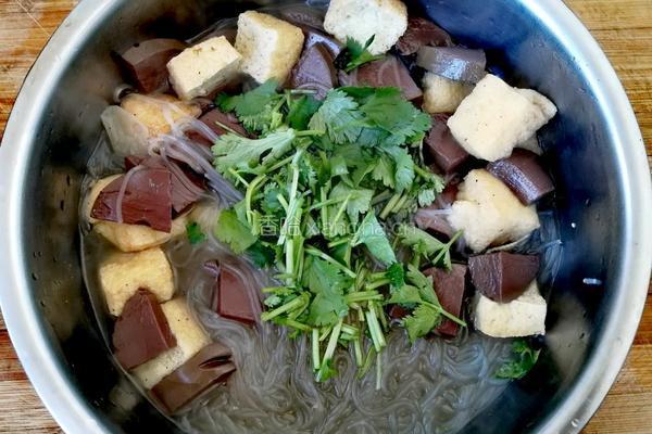 鸭血粉丝汤的做法图解5