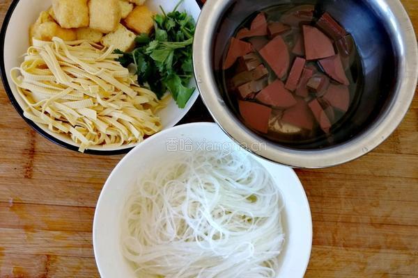 鸭血粉丝汤的做法图解1