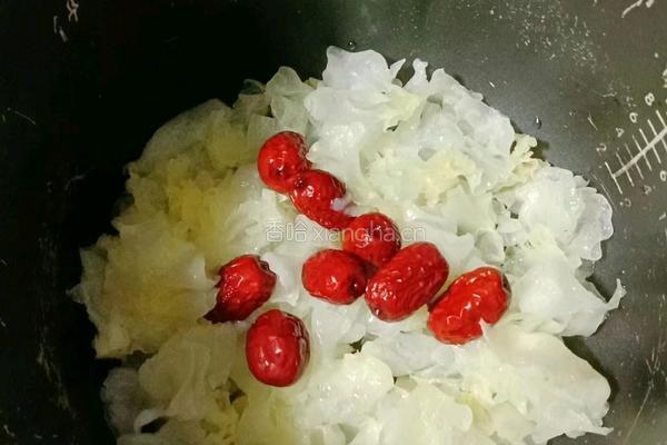 银耳雪梨红枣汤的做法图解4