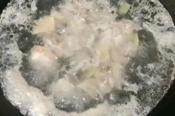 海底椰胡萝卜鸡汤的做法图解2