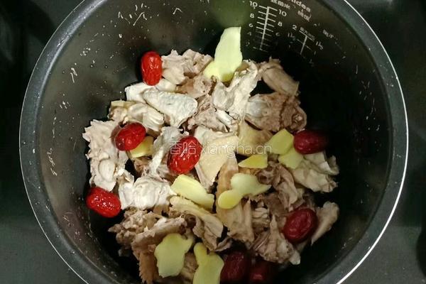 海底椰胡萝卜鸡汤的做法图解6