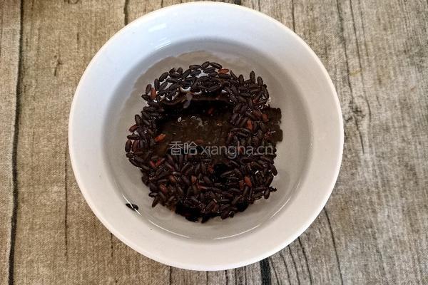 滋补桂圆红枣黑米羹的做法图解2