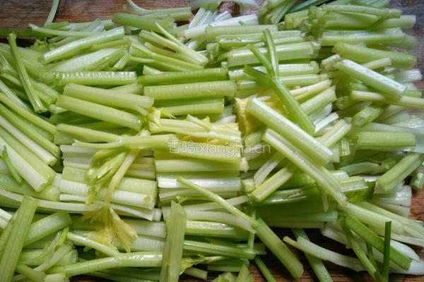 芹菜沙鱼汤的做法图解3