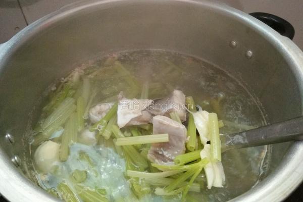 芹菜沙鱼汤的做法图解13