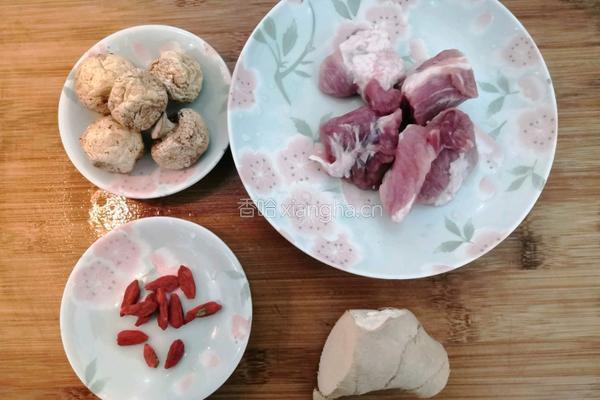 口蘑枸杞瘦肉汤的做法图解1