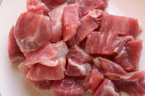 猪肉炖粉条的做法图解1