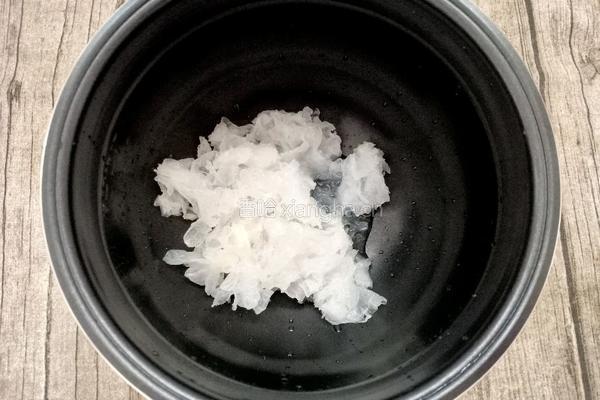 火龙果银耳莲子汤的做法图解4