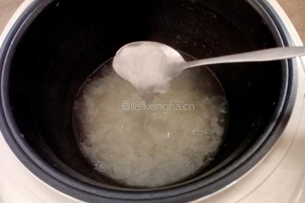 火龙果银耳莲子汤的做法图解8