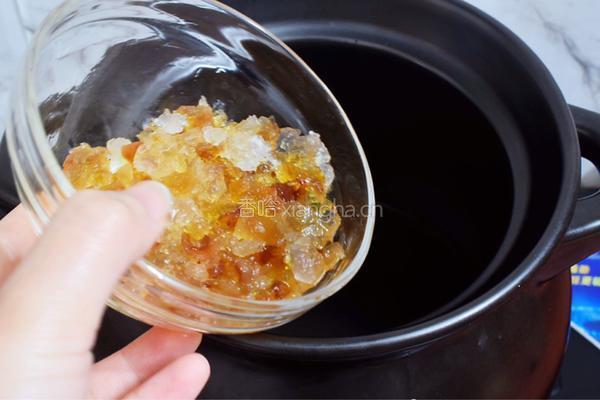 桃胶皂角米炖牛奶的做法图解4