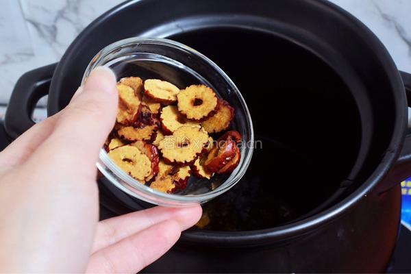 桃胶皂角米炖牛奶的做法图解6