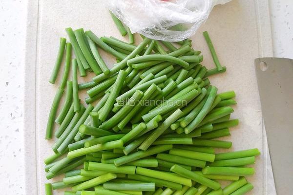 快手好吃的下饭菜蒜苔炒肉的做法图解1