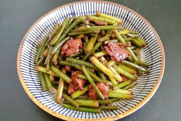 快手好吃的下饭菜蒜苔炒肉的做法图解6
