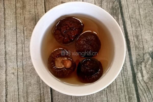 砂锅菌菇鸡汤的做法图解4