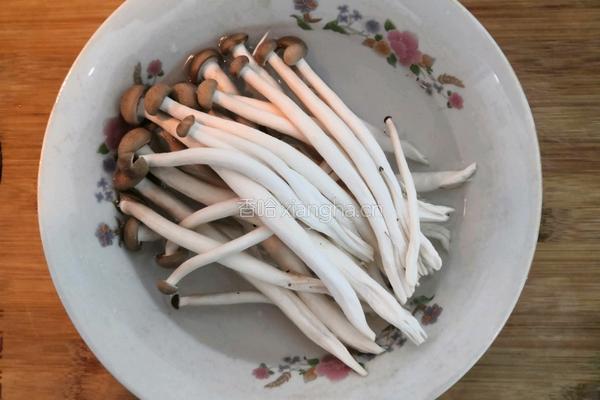 蟹味菇白菜豆腐汤的做法图解2