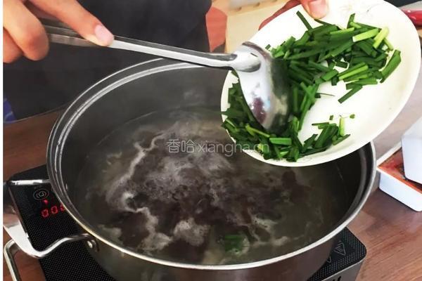 韭菜猪血汤的做法图解3