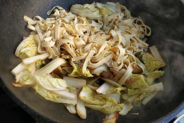 娃娃菜五花肉炖干豆腐的做法图解10