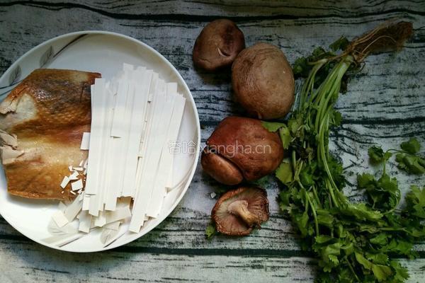 香菜鸭肉宽面的做法图解1