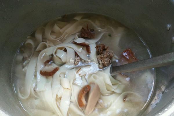 香菜鸭肉宽面的做法图解10