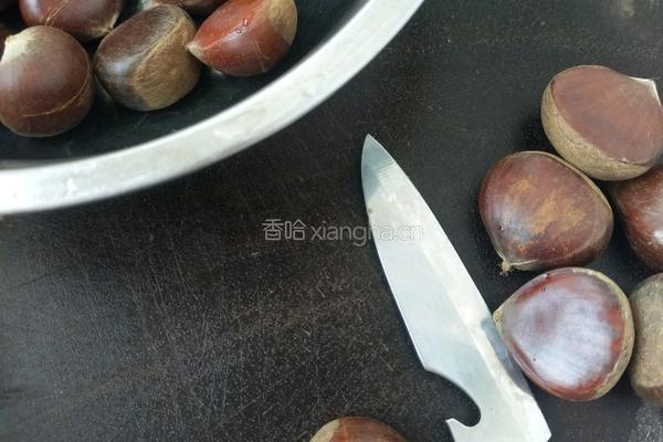 电饭煲焖板栗的做法图解1