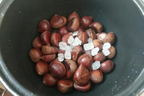 电饭煲焖板栗的做法图解3