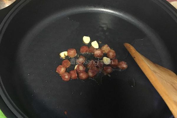 豌豆 青豆炒腊肠的做法图解2
