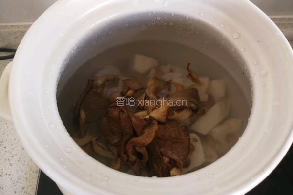 莲藕鸭腿煲的做法图解8