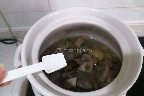 莲藕鸭腿煲的做法图解11