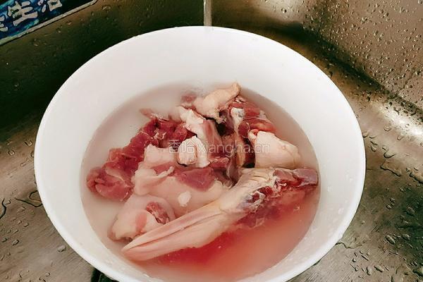 大脚菌山药鸭肉汤的做法图解4