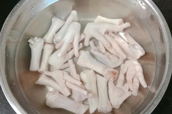 花生红枣鸡爪汤的做法图解3