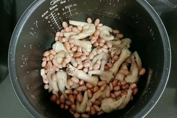 花生红枣鸡爪汤的做法图解7