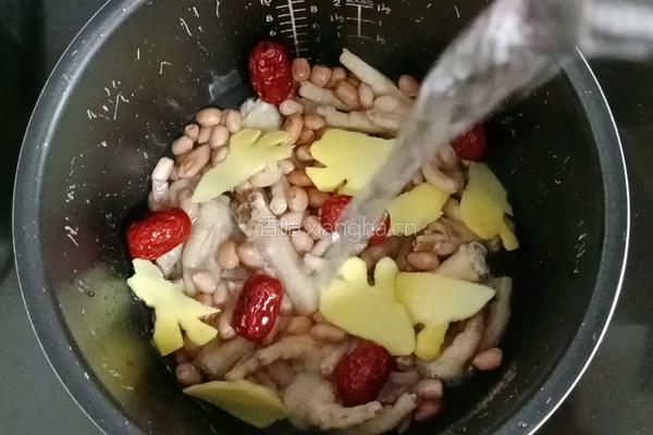 花生红枣鸡爪汤的做法图解9