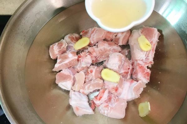 胡萝卜马蹄玉米炖排骨的做法图解2
